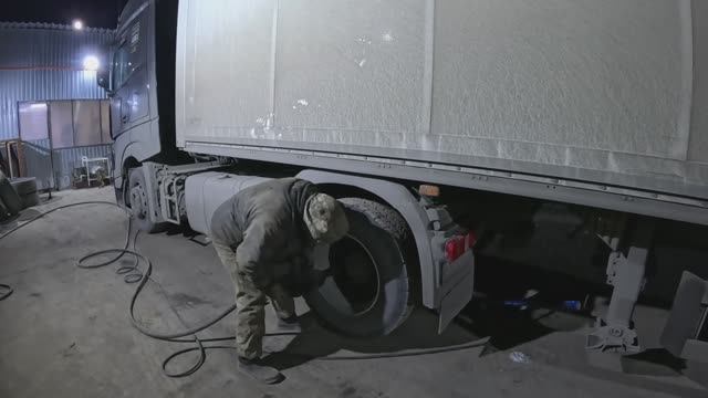 На тягаче перебрали тормоза. Заснеженные дороги. Работа в ТК Деловые Линии водителем категории Е. смотреть онлайн