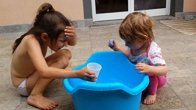 Зара и Эльза играют с водой