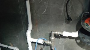 обвязка накопительного бака, магистральной фильтрации, насоса.