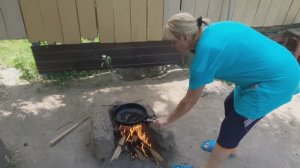 Деревенская жена готовит ужин _ Жареные куриные сердечки с нутом