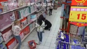 Видео с камер, шок запись , в девушку вошел джинн сатана, шайтан вселился бес