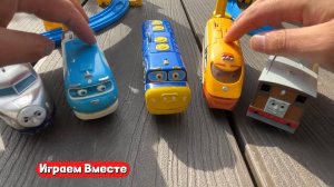 Играем вместе в поезда на природе ! Строим крутую железную дорогу !