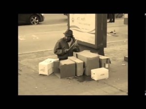 В движении.