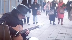 Уличный музыкант. Москва