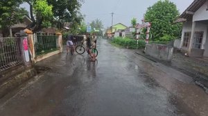 ΠΡΠΎΠ³ΡΠ»ΠΊΠ° ΠΏΠΎΠ΄ ΡΠΈΠ»ΡΠ½ΡΠΌ Π΄ΠΎΠΆΠ΄ΡΠΌ Π½Π° ΡΡΠ°Π΄ΠΈΡΠΈΠΎΠ½Π½ΠΎΠΌ ΡΡΠ½ΠΊΠ΅ ΠΠ½Π΄ΠΎΠ½Π΅Π·ΠΈΠΈ | Π Π°ΡΡΠ»Π°Π±Π»ΡΡΡΠΈΠΉ Π·Π²ΡΠΊ Π΄ΠΎΠΆΠ΄Ρ Π΄Π»Ρ ΡΠ½Π°