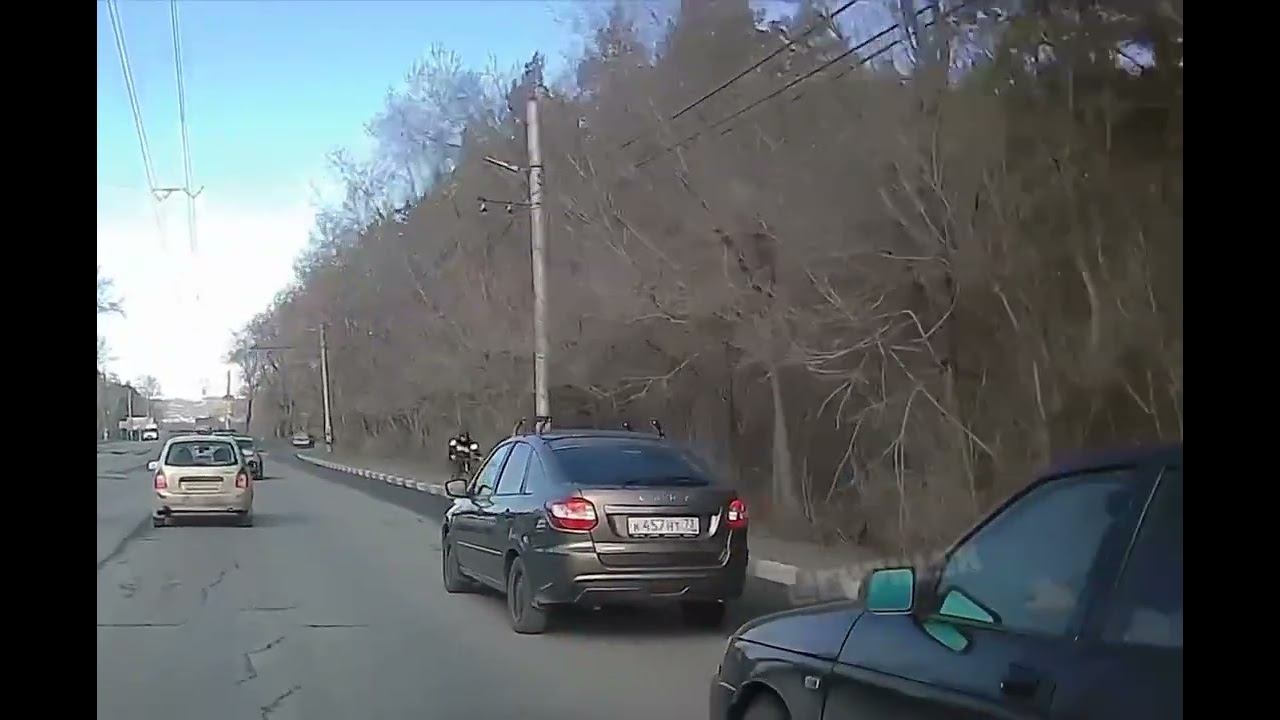 Коротко о культуре вождения и взаимоуважения в городе. Оцените маневры ульяновского «гонщика»