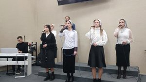 Хвали Творца лишь день начнется / Христианские песни