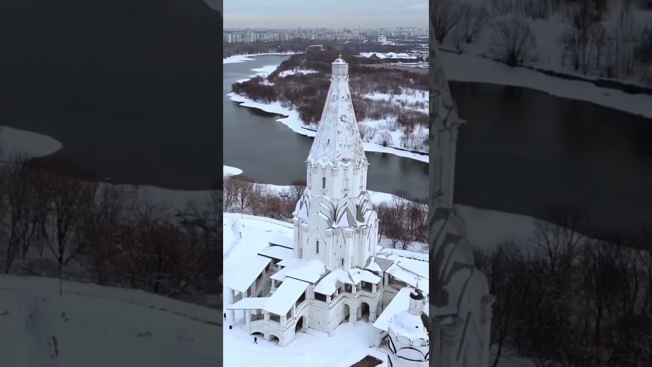Вид сверху на парк музей-заповедник "Коломенское" и Церковь Вознесения Господня.