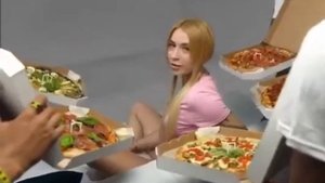 Реклама пиццы в стиле п0рно