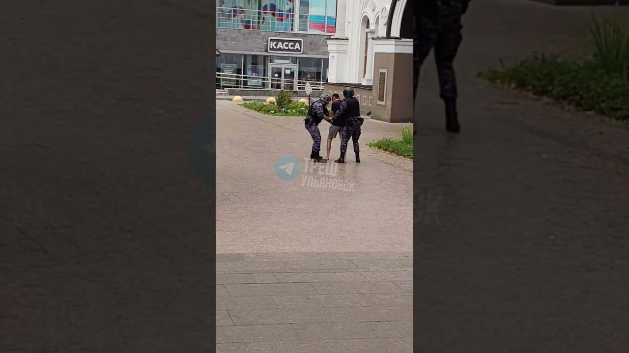 Неадекват бегал и орал у ВерсаляБлаго, его быстро скрутили.Ох уж эта пятница-развратница