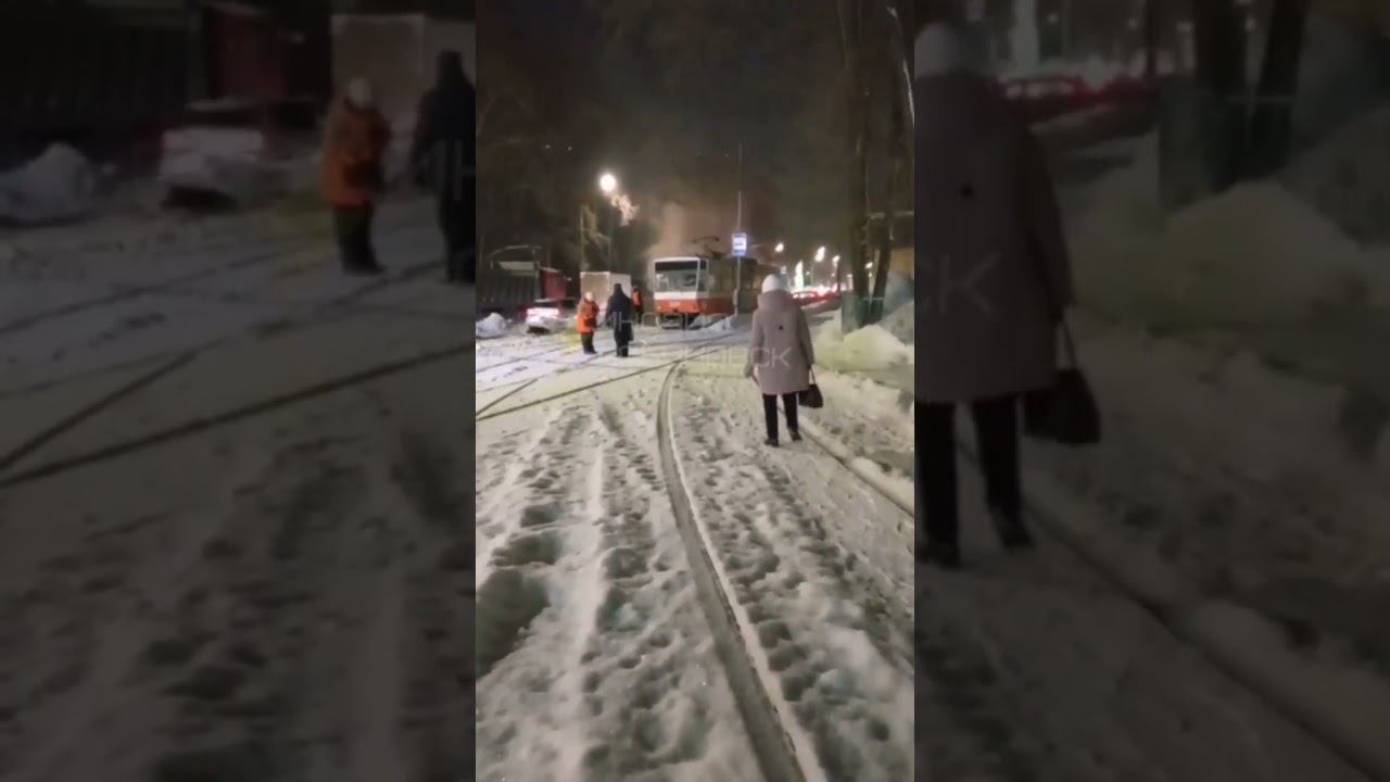 Сегодня на остановке Гидроаппарат произошло задымление в трамвае приехали скорая, пожарные и полиция
