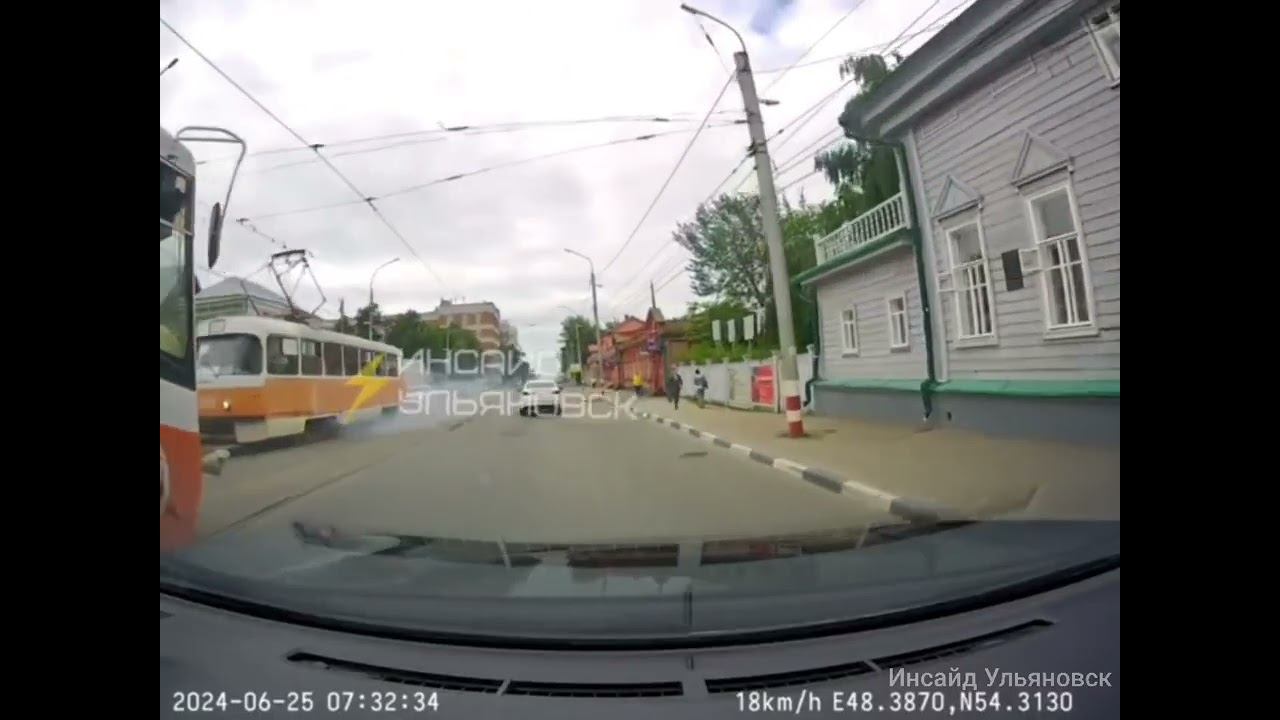 ️ Трамвай дымится и спокойно едет дальше по маршруту