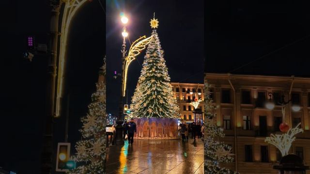 Новогодние деревья захватывают центральные площади городов. К чему бы это?