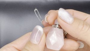 Аромакулон розовый кварц Высота кулона 35 мм Длина цепочки 48 см КВ019