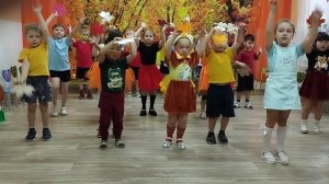 Танец с листочками