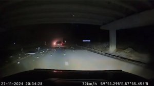 Дальнобойщик прозевал ограничение по высоте и зацепил мост. Дальнобойщики.