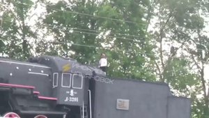 Девочек-подростков, забравшихся на паровоз "Лебедянка" обвинили в оскорблении памяти защитников.