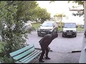 В Башкирии пьяный мужик выпал из окна 3-го этажа, приземлился на скамейку, встал и пошёл дальше