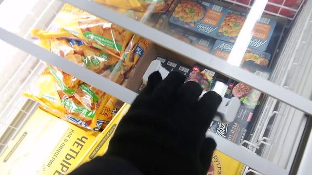 Пельмени, чебуреки и пицца в магазине чижик. Очень интересный выбор продукции.