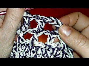 Показываю подробно, как связать узор сетку крючком: для сумок и туник