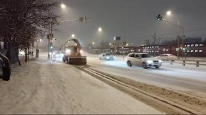 В МОСКВЕ СНЕГОПАД. ВСЯ ТЕХНИКА БОРЕТСЯ С СНЕЖНЫМИ ЗАНОСАМИ.