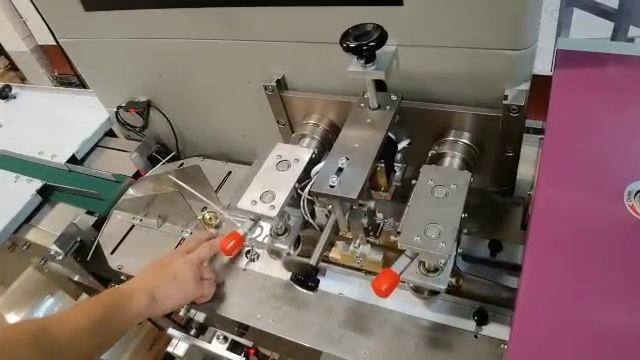 Упаковка автоаксессуаров в пакет флоупак на горзонтальном автомате MAGIKON-250AGXS. Проект МАГИКОН смотреть онлайн