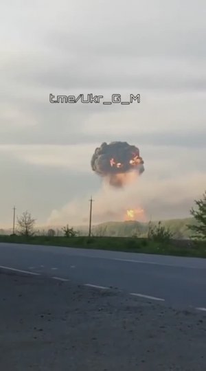 Архивное видео, красивый взрыв и детонация склада с боеприпасами на территории Украины