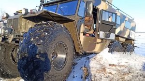 Высокий, острый снежный бордюр. Снегоболотоход Олимп.