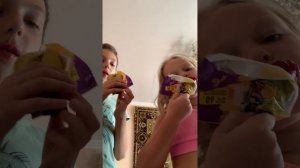 Едим фруктовый лёд😄