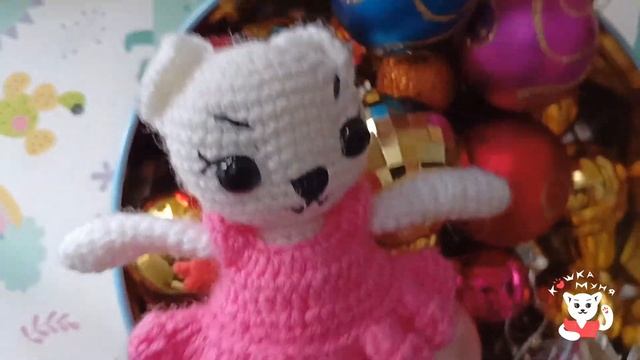 Учим цвета легко и просто. Кошка Муня украшает ёлку. Играем и изучаем цвета. Новогоднее настроение.