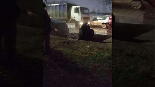 На проспекте Патриотов сразу два автомобиля поглотил провал в асфальте. 🙊