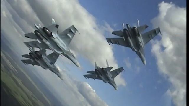 «Соколы России» в полетном порядке «ромб» смотреть онлайн