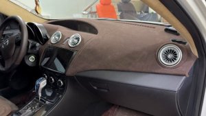 Перетяжка торпедо на Mazda
Перетяжка дверных карт
Алькантара