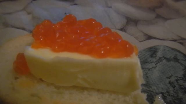 Бутерброд с красной икрой