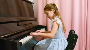 "Шествие слонов", Л. Шитте. Исполняет Лисицкая Аглая, 7 лет.