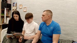 семья читает сказку