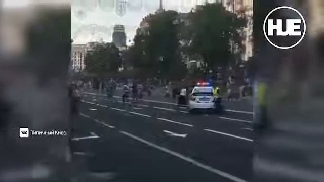 🚙 Киев, Крещатик, забег по машине патрульных. смотреть онлайн
