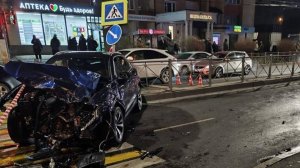 В Калининграде после ДТП микроавтобус протаранил остановку, два человека пострадали