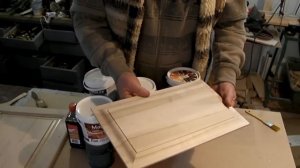 Нанесение лака на мебельный фасад. The application of varnish on the furniture front