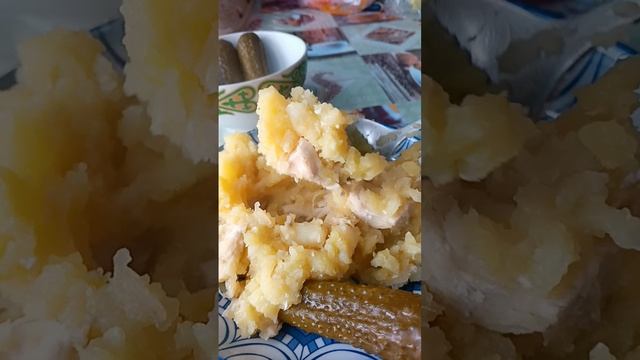 домашний тушёный картофель с мясом из русской печи с солёным огурцом