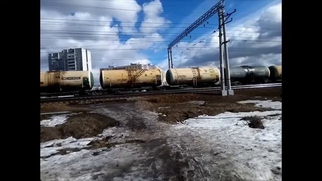 вл... с грузовым поездом и фотография нового вагона встречающегося в этом составе смотреть онлайн