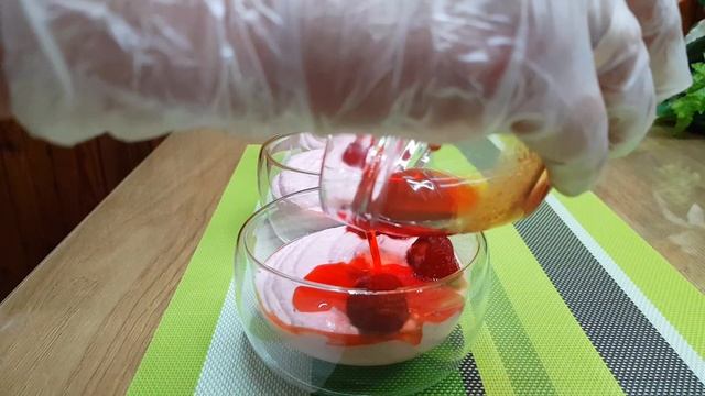Простой десерт без выпечки из творога с клубникой за 5 минут! Вкусно и полезно!