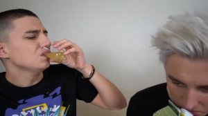 ПАРНИ ПЬЮТ НАПИТКИ ПО АЛФАВИТУ ЧЕЛЛЕНДЖ !