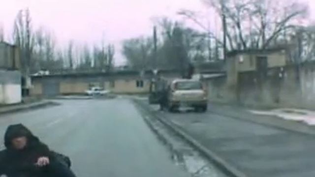 Человек бросается под автомобиль.