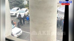 Новости Кыргызстана сегодня. Группа горожан митингует возле мэрии Бишкека