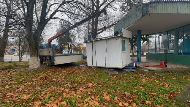 «Извлекаем» бытовку- кассу из под навеса - Старый Крым