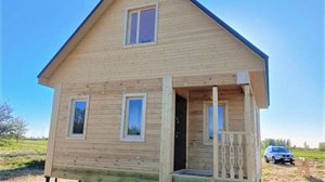 Где много плотников, там стены кривые! Чудесная баня из бруса 6х6 с мансардой в Псковской области
