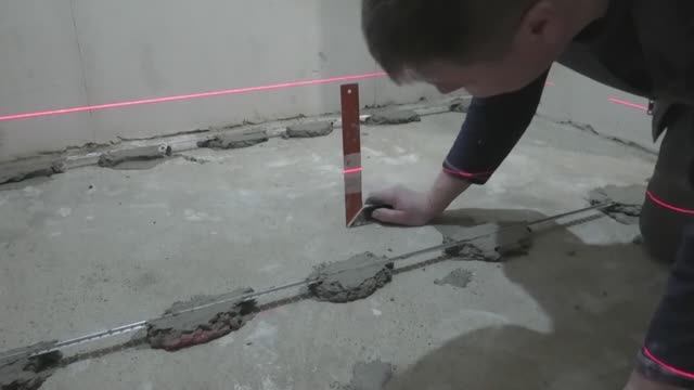 Стяжка пола по маякам.