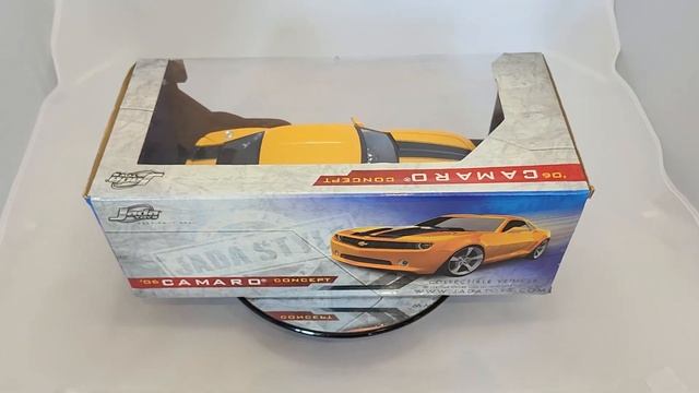 Jada Toys Inc. Transformers BumbleBee 2006 Chevrolet Camaro Concept Yellow Black Racing Stripes смотреть онлайн