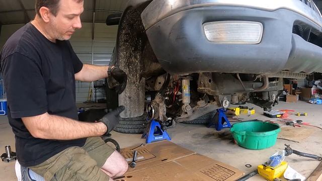 2003 Toyota Tacoma 4WD Front Wheel Hub And Bearing Removal Without a Hydraulic Press смотреть онлайн